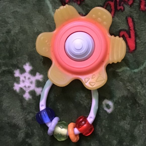 Infantino Spin and teethe flower rattle - Picture 2 of 5
